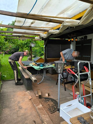 Alles wird zugeschnitten in unserem Garten...