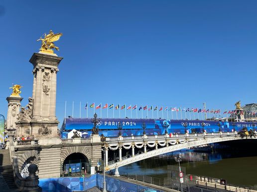 Am Point Alexandre III gab es Triatlon. Wir haben aber nur das Radfahren sehen können. Es war so voll von Menschen!