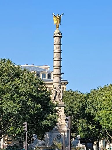 Auf dem Place Vendome steht die Siegessäule Colonne Vendome. Sie ist 44m hoch und steht für die Soldaten der Schlacht bei Austerlitz.