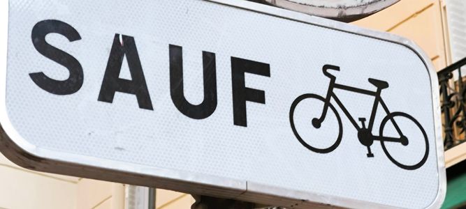 SAUF heißt übersetzt AUSSER - somit 'ausser Fahrräder' 🤣