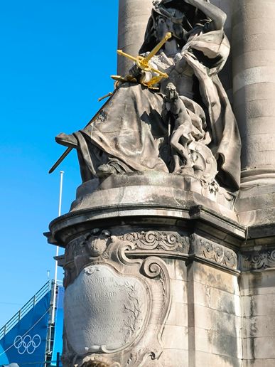 Nahaufnahme von der Säule an der Brücke