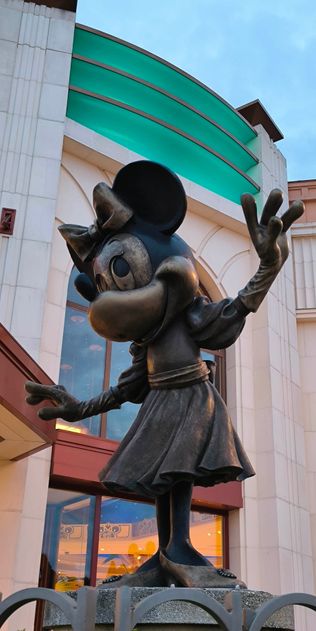 ... und Statue Minnie Mouse!