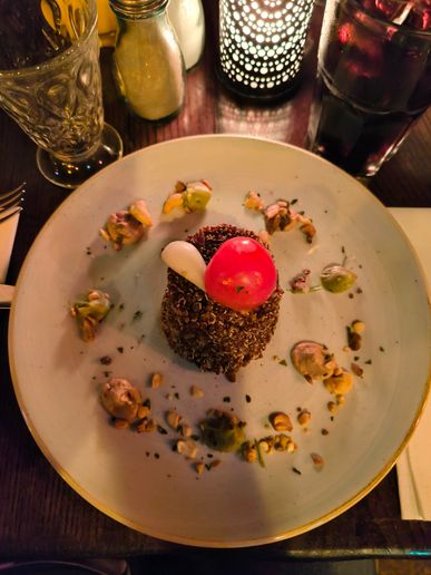 Meine Vorspeise: Quinoa-Salat mit diversen Dips