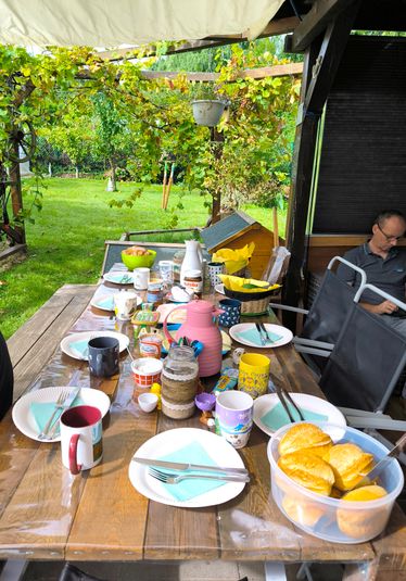 Dann haben wir zum Frühstück eingeladen - Familie Oltmann und Familie Pijowsczek. Härtetest für den Tisch.