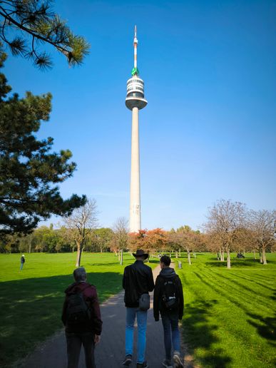 Für uns ging es aber weiter zum Donauturm durch den Park 