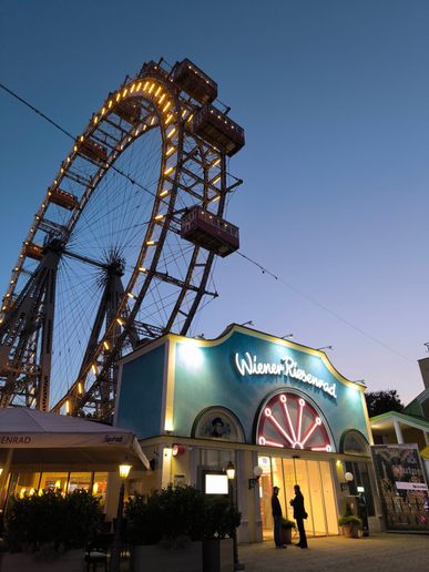 Das Riesenrad in der Dämmerung