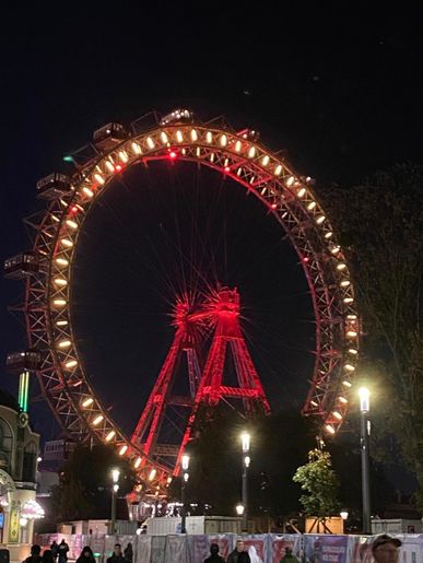 Riesenrad by night auf dem Rückweg. Wir sind heute nochmal im Sägewerk bei uns um die Ecke essen gegangen.