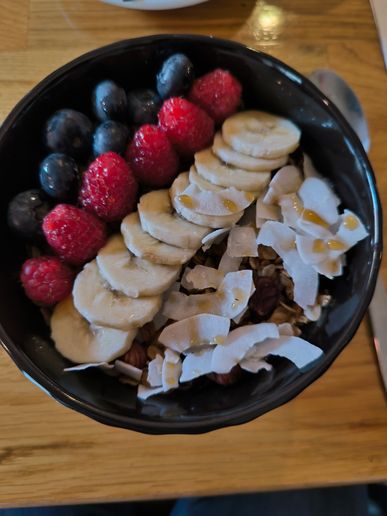 Mein Frühstück - eine Joghurt-Boul mit Nüssen und Früchten. Vegan.