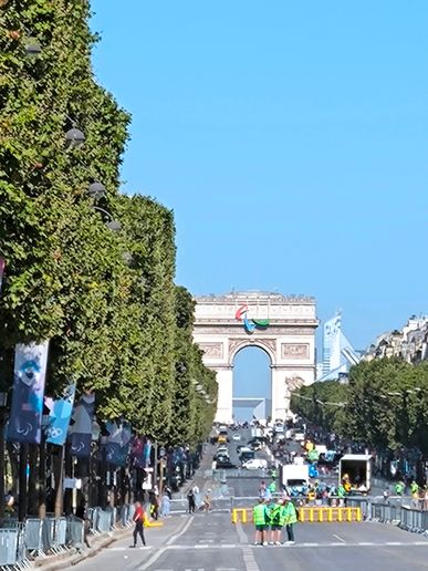 Und schwupp sind wir zuerst unwissendlich auf der Avenue Champs-Elysees Richtung Arc de Trioumphe de l'Etoile gelaufen