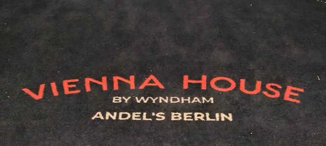 Es ist ein Vienna Hotel by Windham mit der Andel's Bar im Obergeschoss