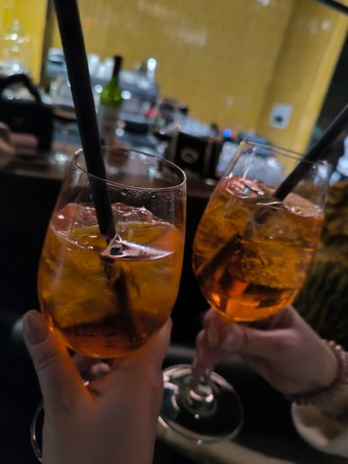 Cheers! Der Aperol Spritz hat aber reingehauen...🥴