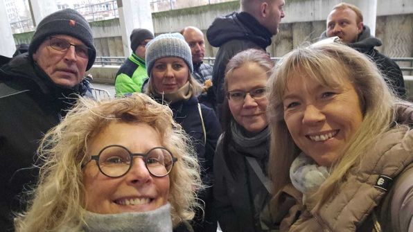 Marion, Jens und Kathleen in der Warteschlange kennengelernt